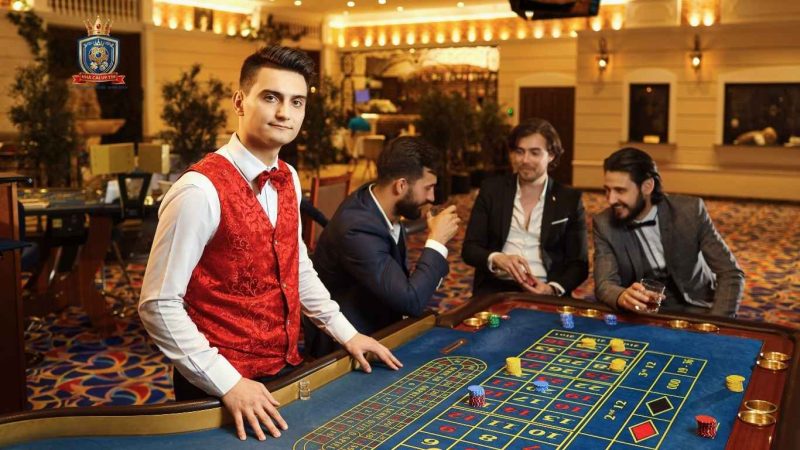 Dealer là người đại diện nhà cái điều hành trực tiếp các ván bài.